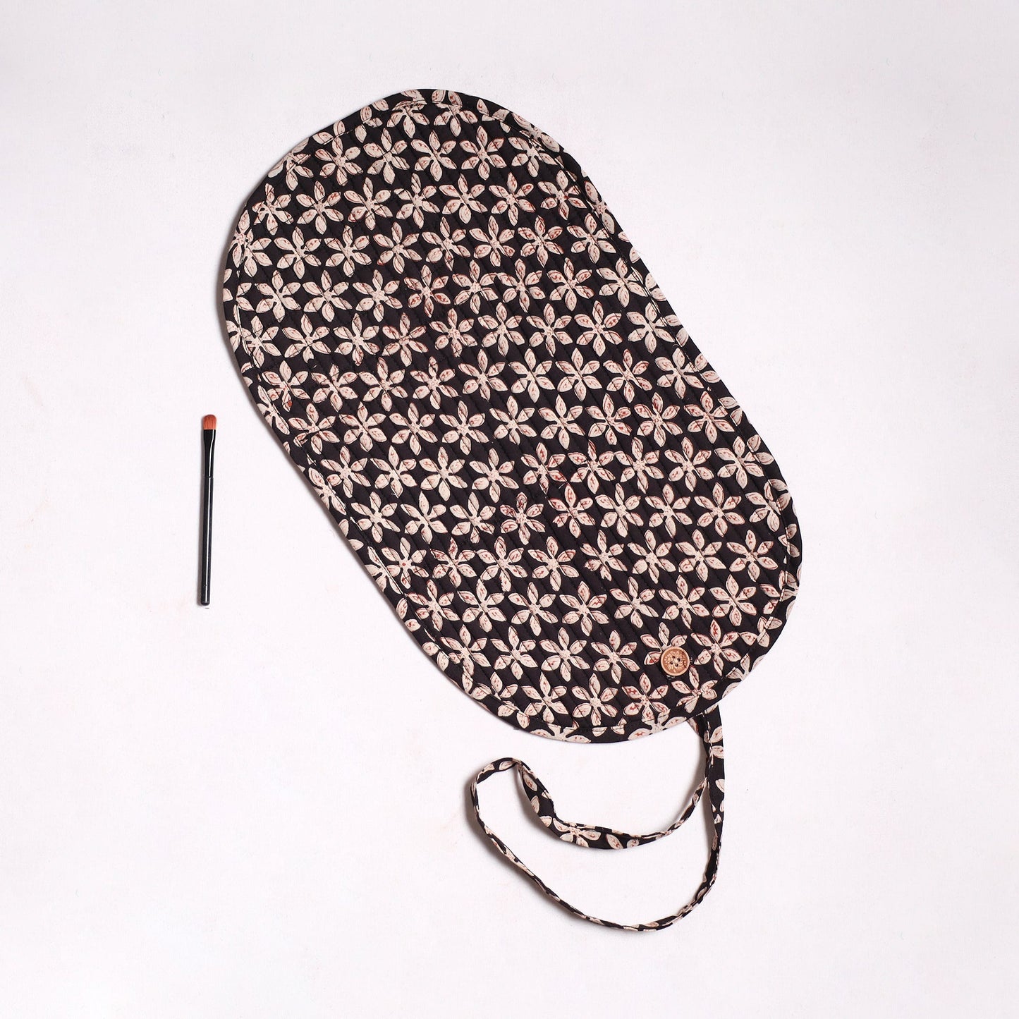 Handmade multipurpose segmented make-up brush wrap