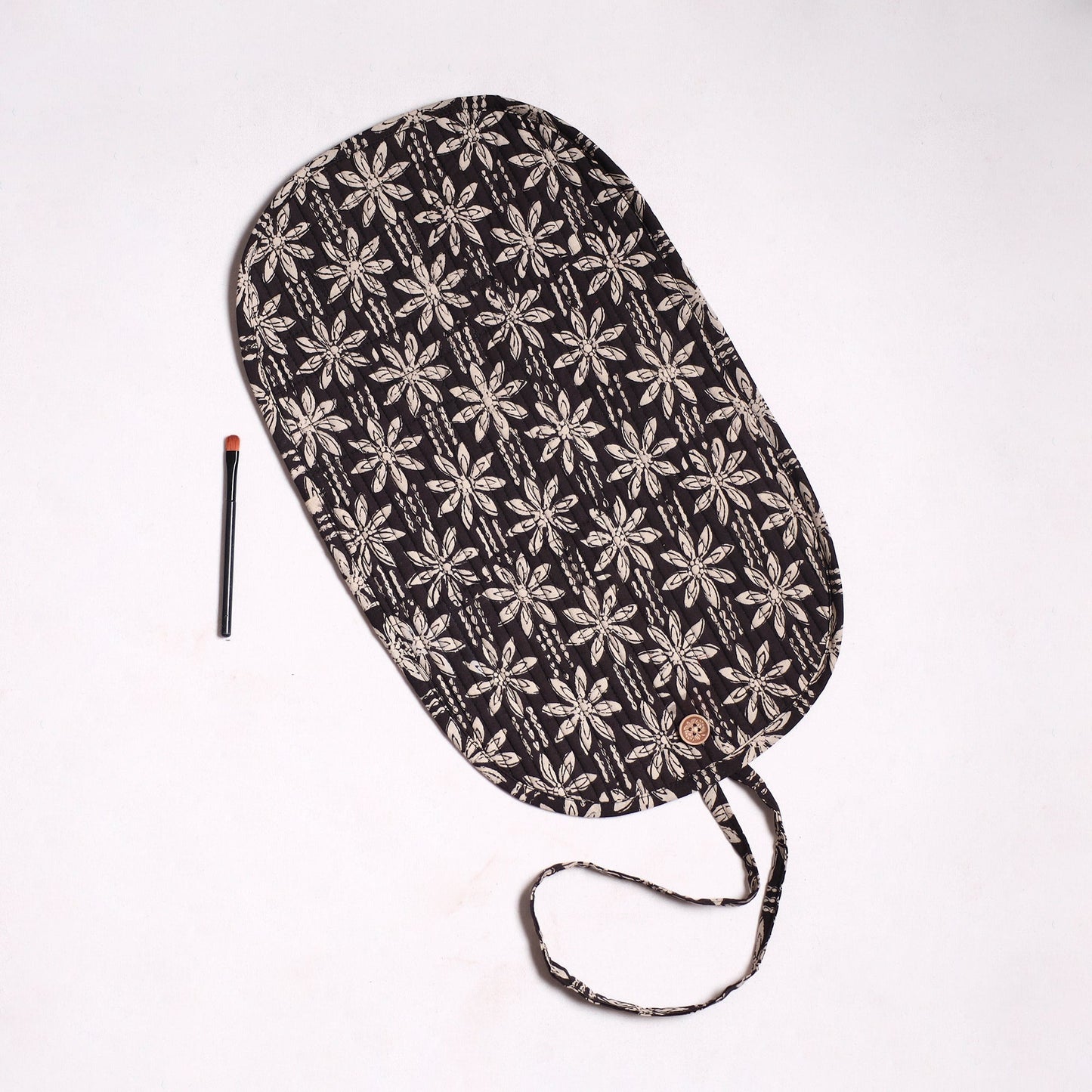 Handmade multipurpose segmented make-up brush wrap