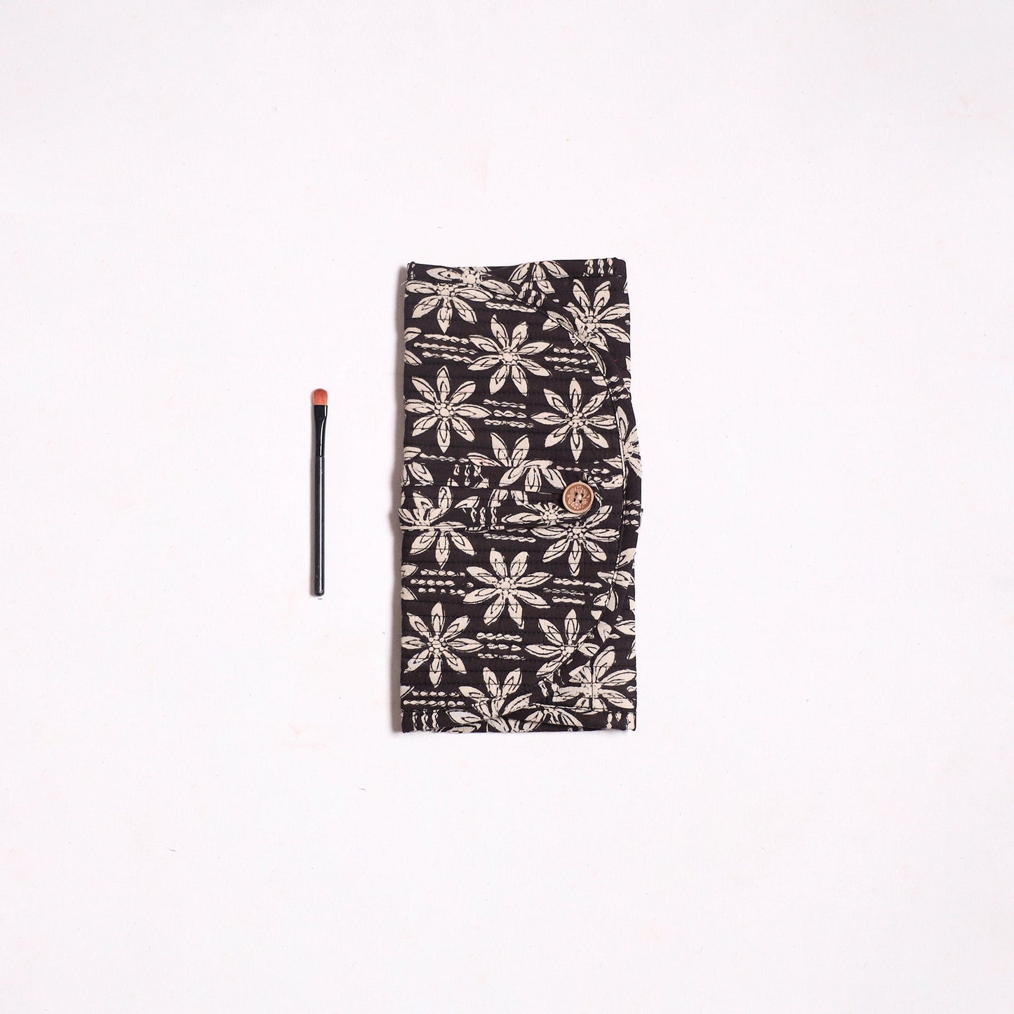 Handmade multipurpose segmented make-up brush wrap