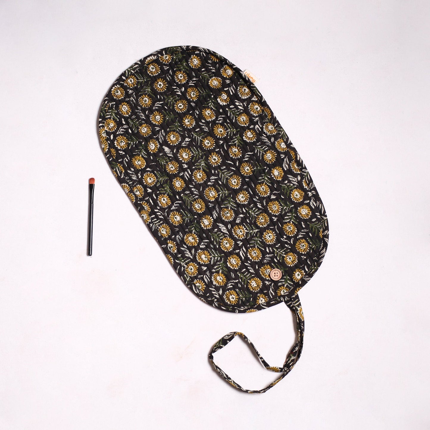 Handmade multipurpose segmented make-up brush wrap