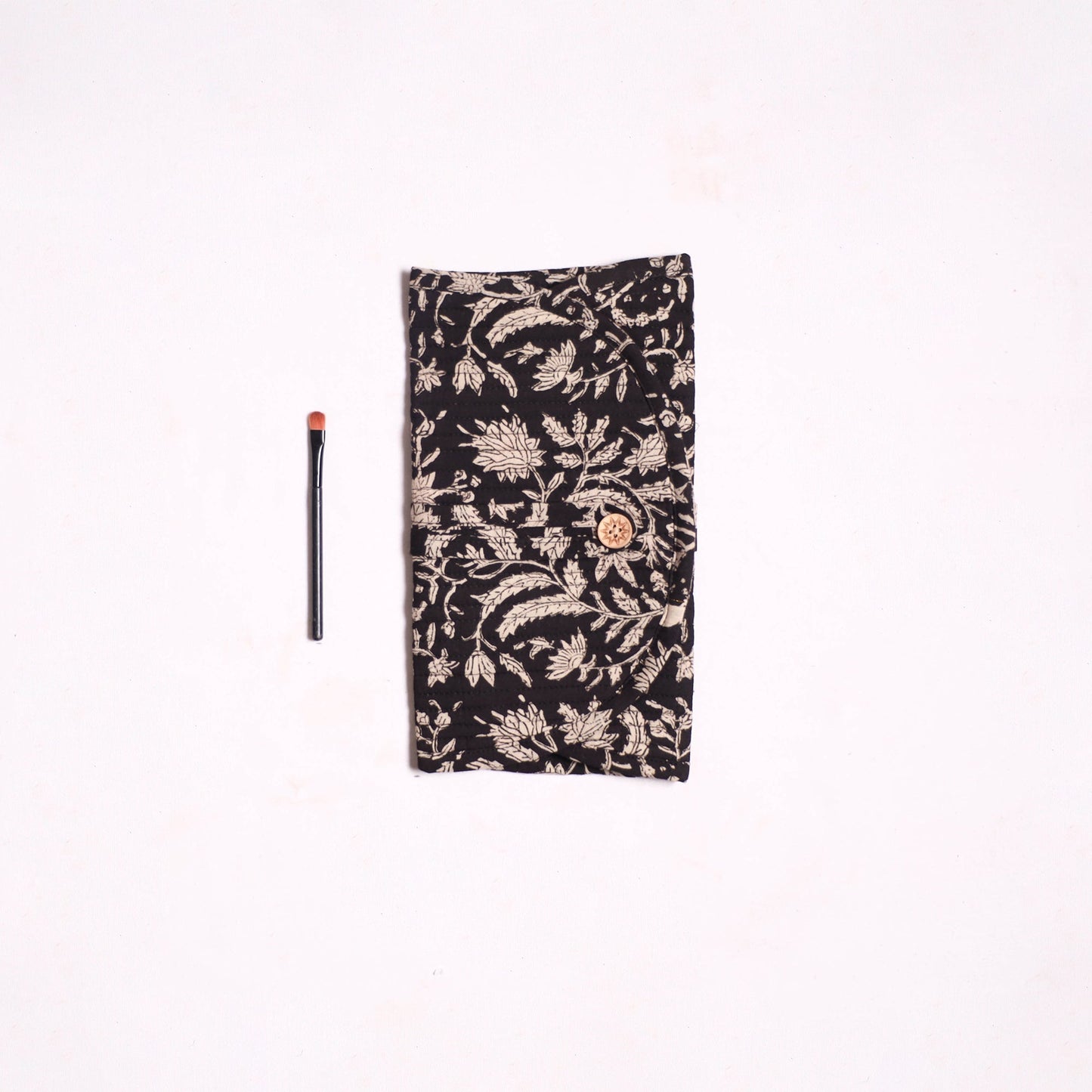 Handmade multipurpose segmented make-up brush wrap