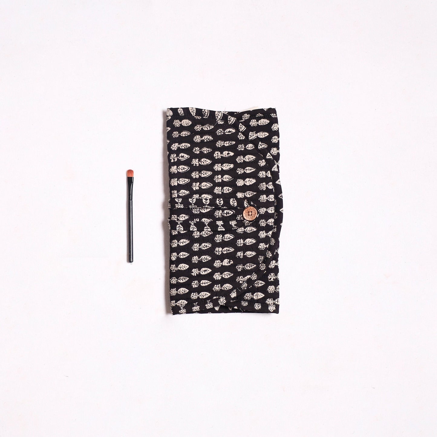 Handmade multipurpose segmented make-up brush wrap