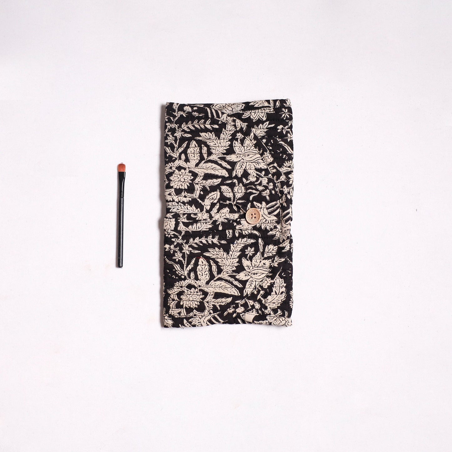 Handmade multipurpose segmented make-up brush wrap