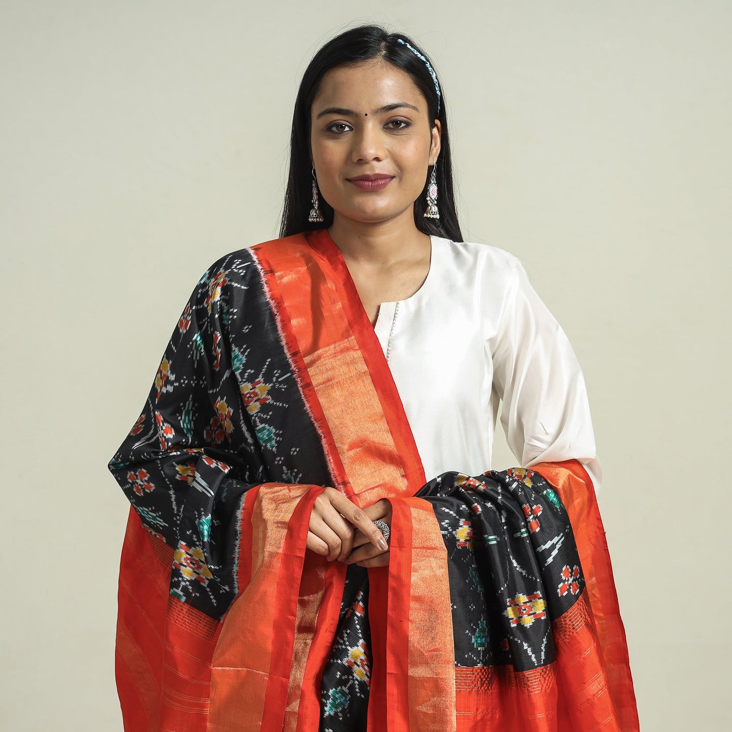 Buy Handwoven Pochampally Ikat Pure Mulberry Silk Dupatta with Zari Border Online at iTokri.com
