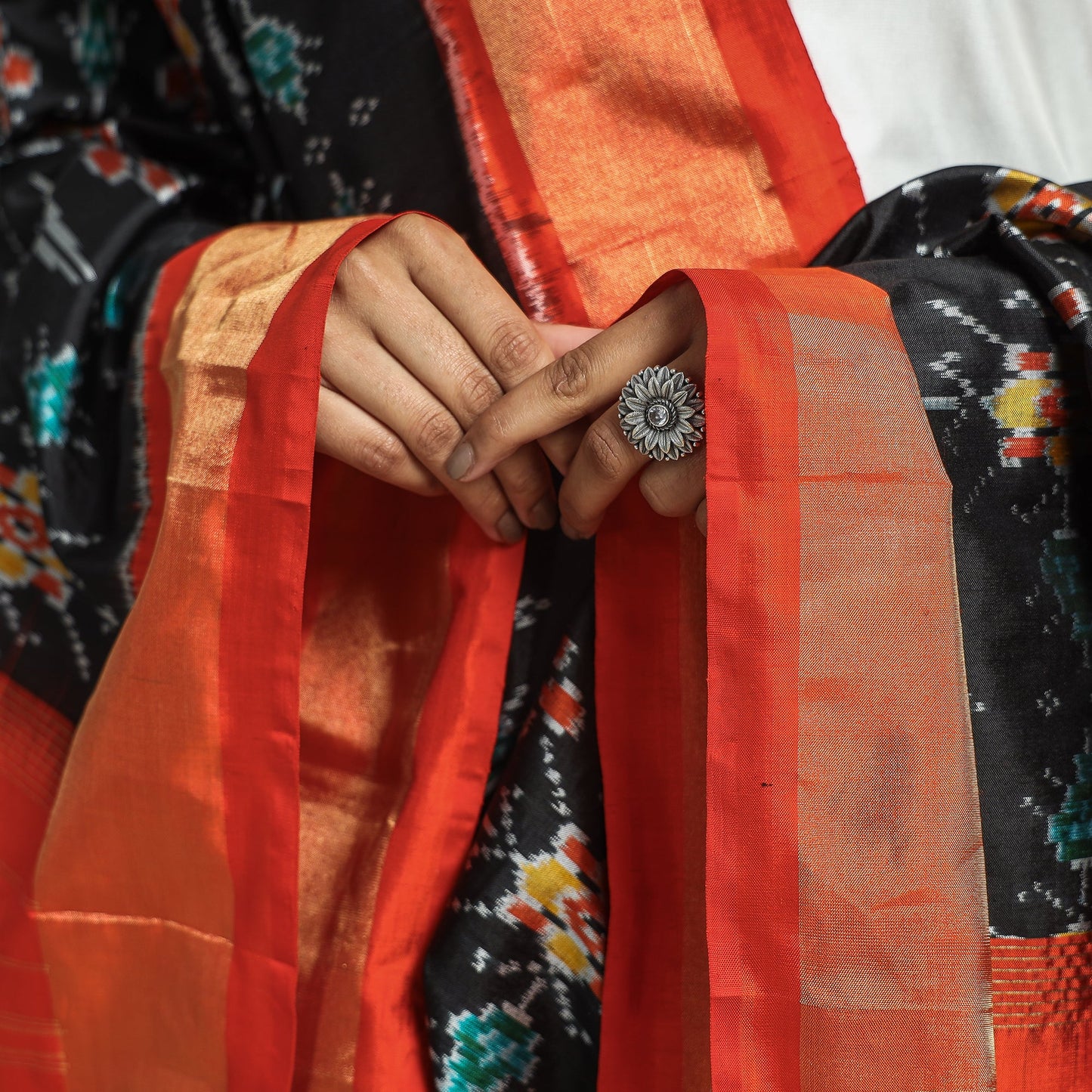 Buy Handwoven Pochampally Ikat Pure Mulberry Silk Dupatta with Zari Border Online at iTokri.com