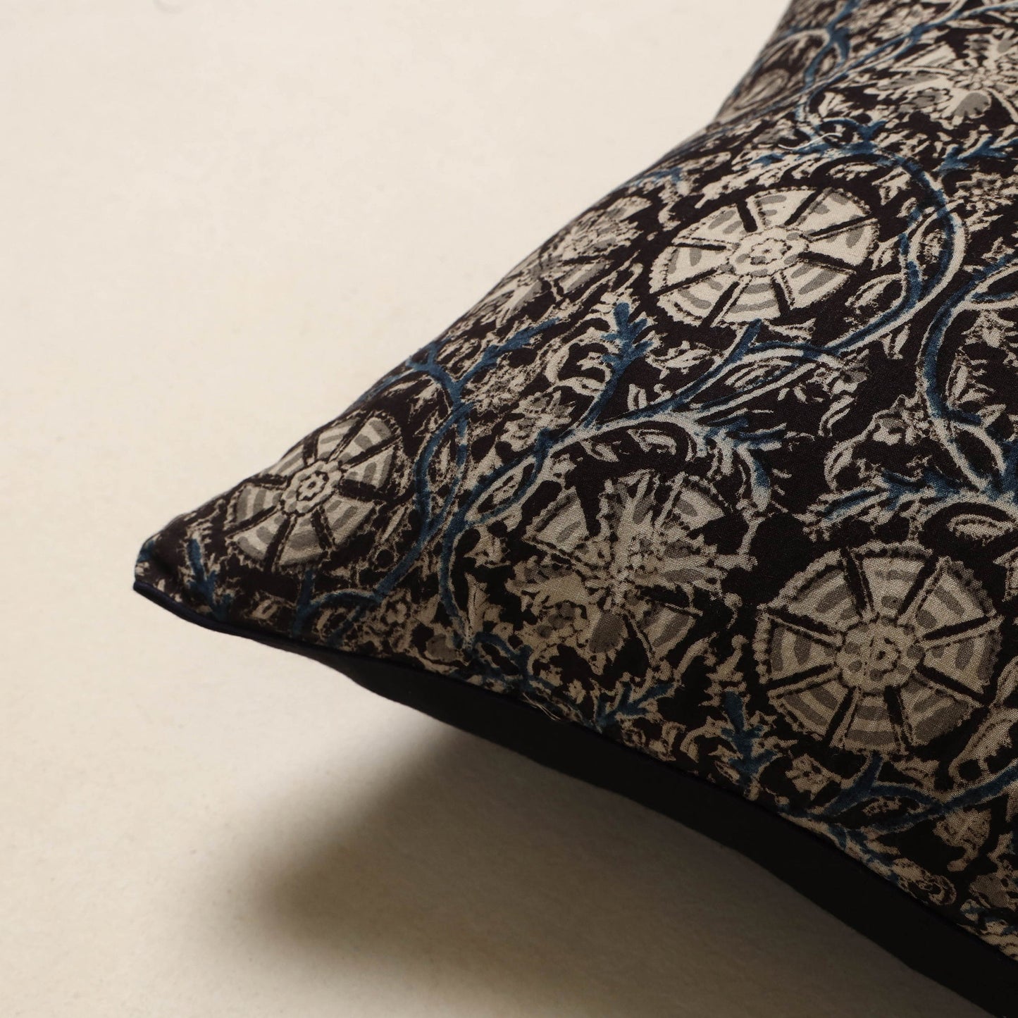 Black - kalamkari cotton cushion cover 01 - handcrafted
