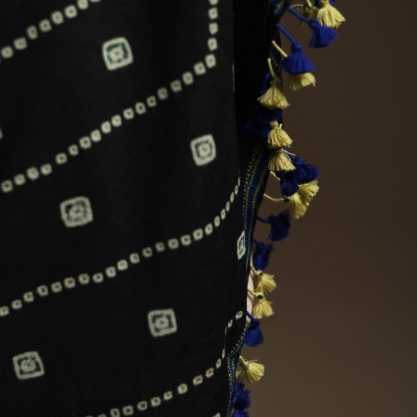 Kutch handwoven bandhani woolen shawl 69 - handcrafted