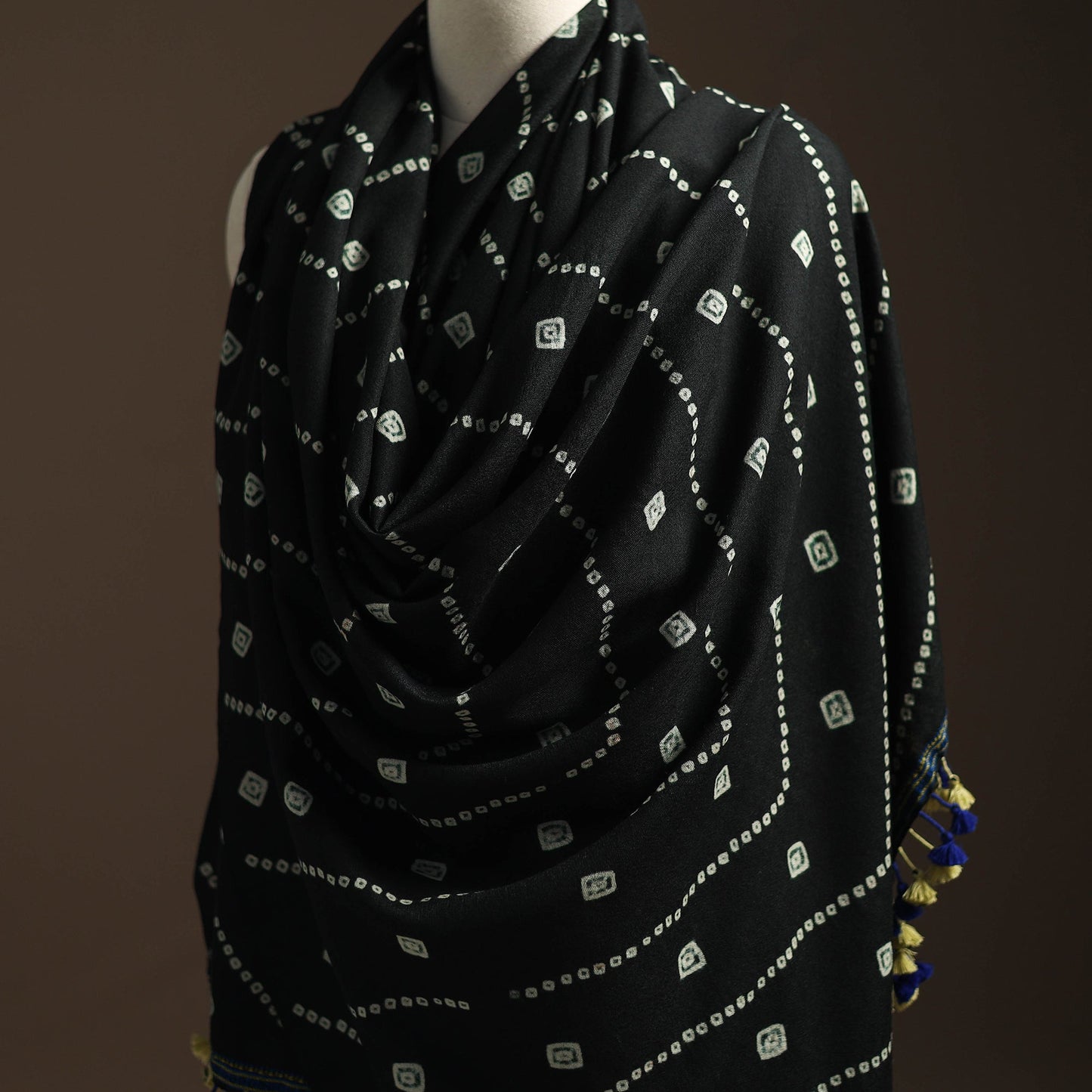 Kutch handwoven bandhani woolen shawl 69 - handcrafted