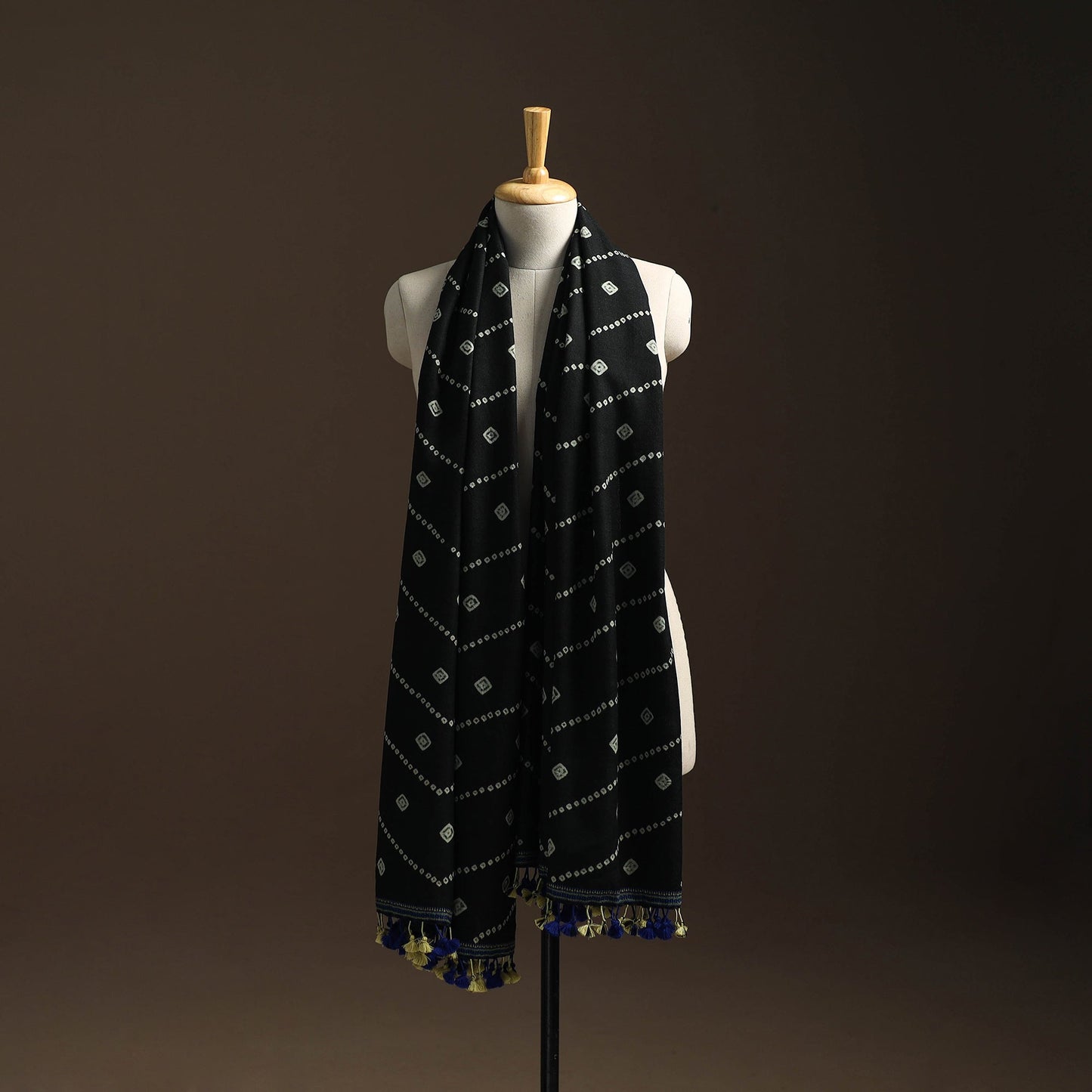 Kutch handwoven bandhani woolen shawl 69 - handcrafted