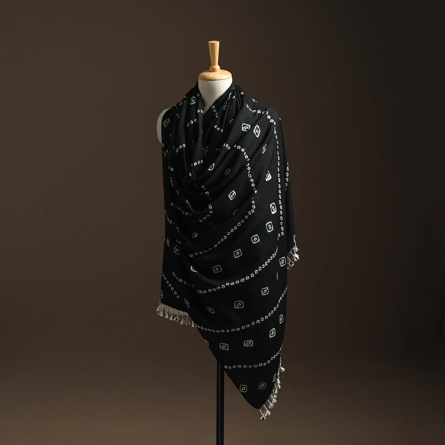 Kutch handwoven bandhani woolen shawl 71 - handcrafted