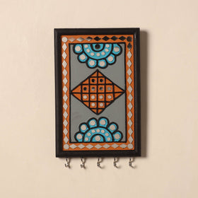 Kutch mud mirror work lippan art key holder (9 x 6 in) 38