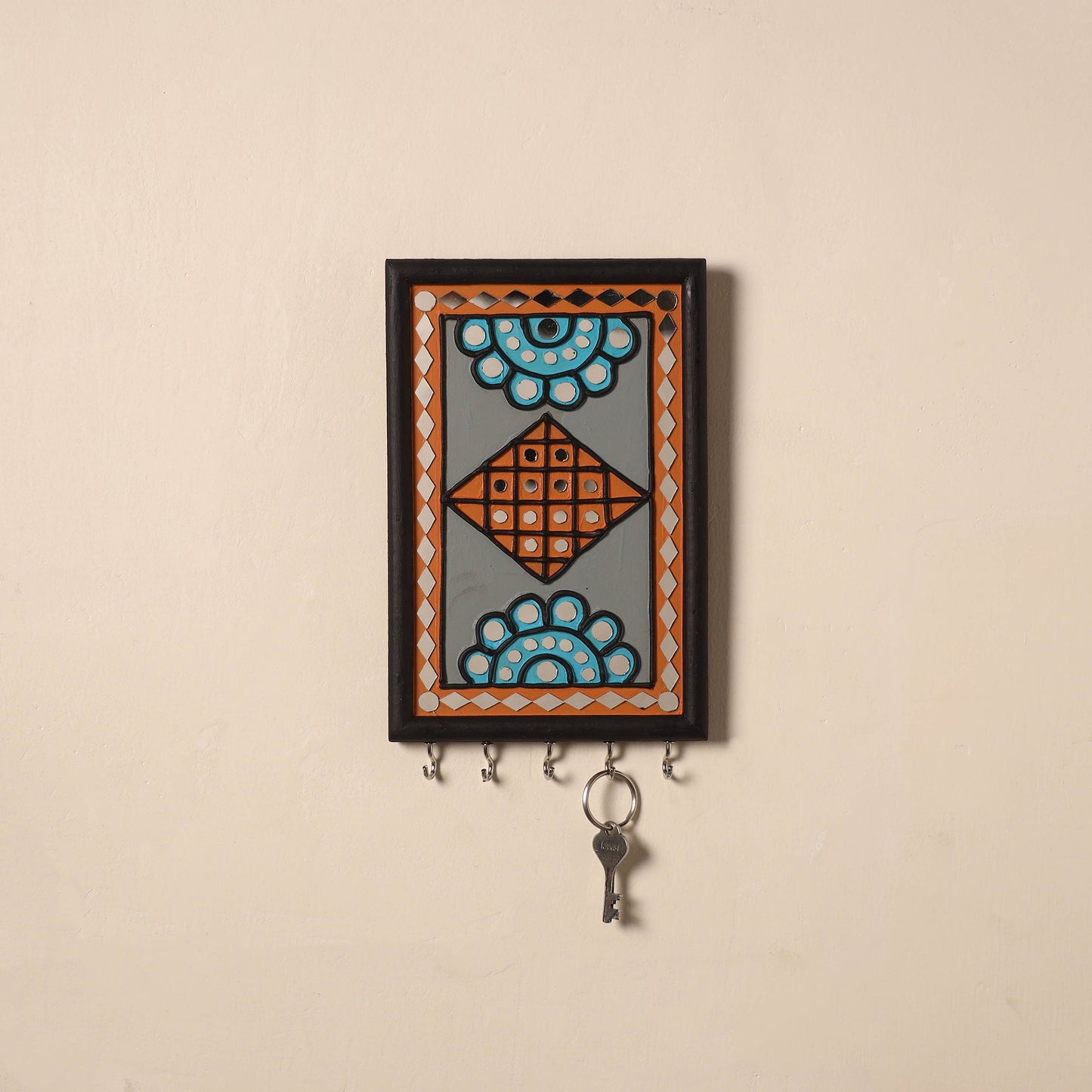 Kutch mud mirror work lippan art key holder (9 x 6 in) 38