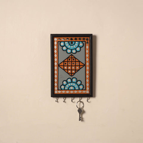 Kutch mud mirror work lippan art key holder (9 x 6 in) 38