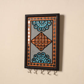 Kutch mud mirror work lippan art key holder (9 x 6 in) 38