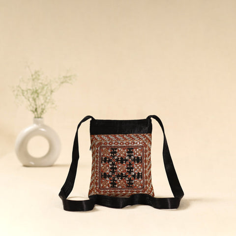 Kutch neran hand embroidered sling bag 46 - handcrafted