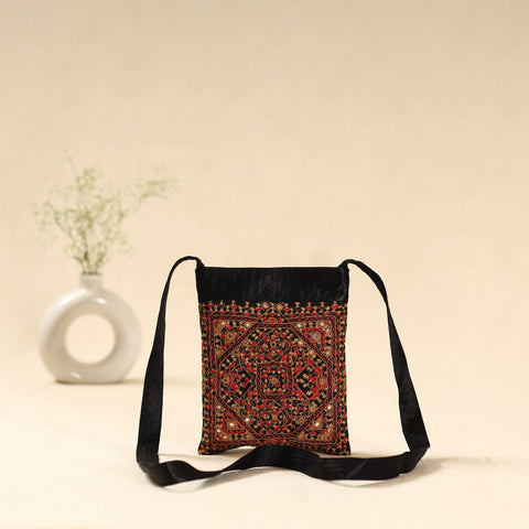 Kutch neran hand embroidered sling bag 47 - handcrafted