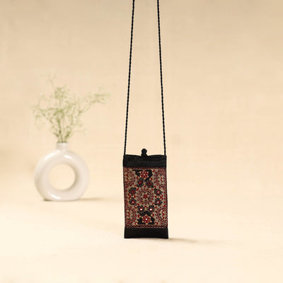 Kutch neran hand embroidered sling dori mobile pouch 108