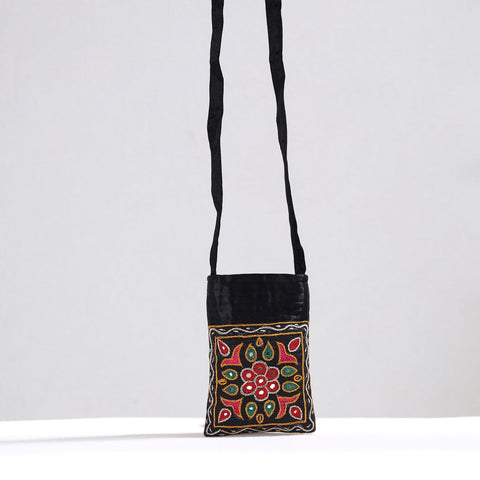  Kutch Pakko Hand Embroidery Mirror Work Mashru Silk Sling Bag 83 Online l iTokri.com