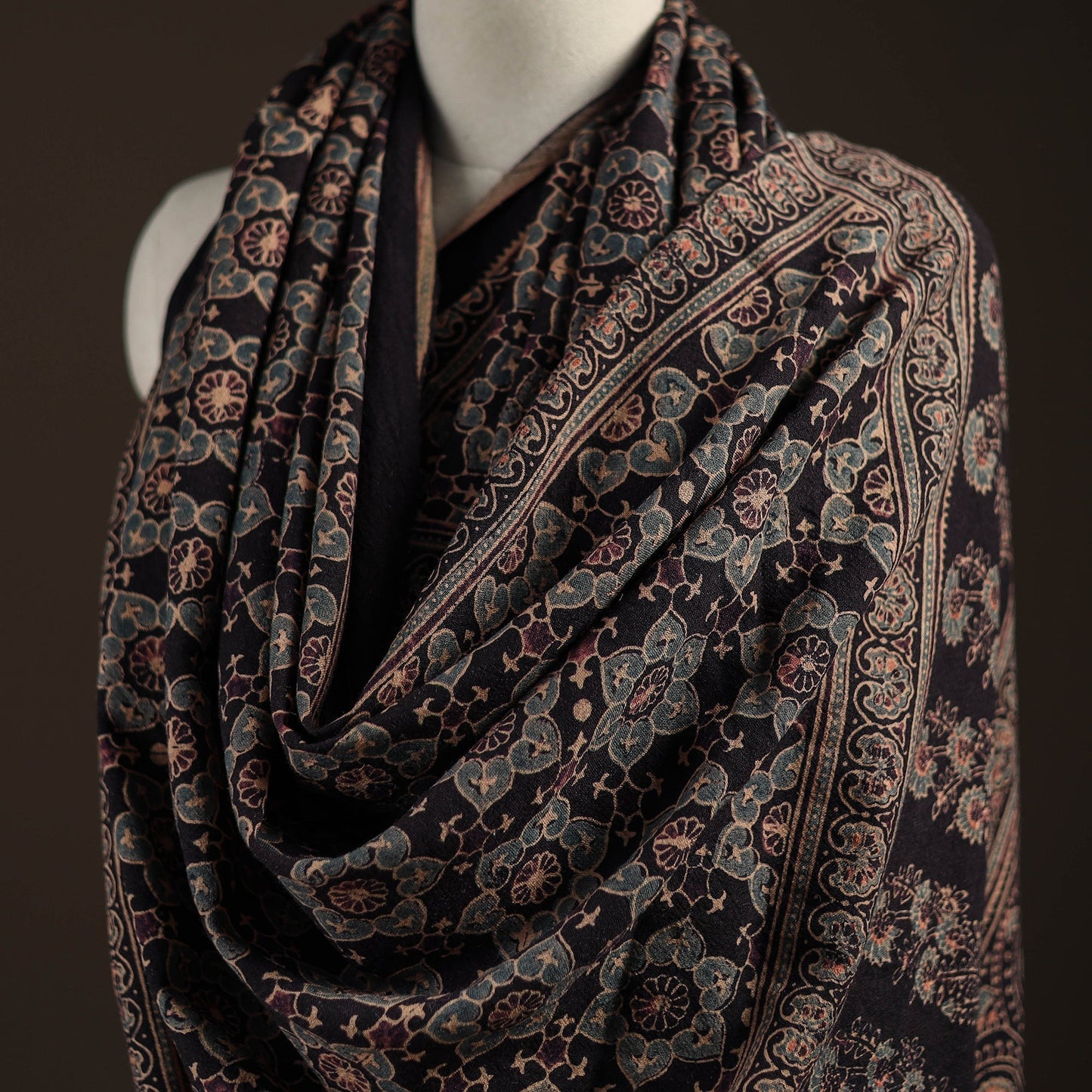 Black - merino wool natural dyed handwoven hand shawl 01