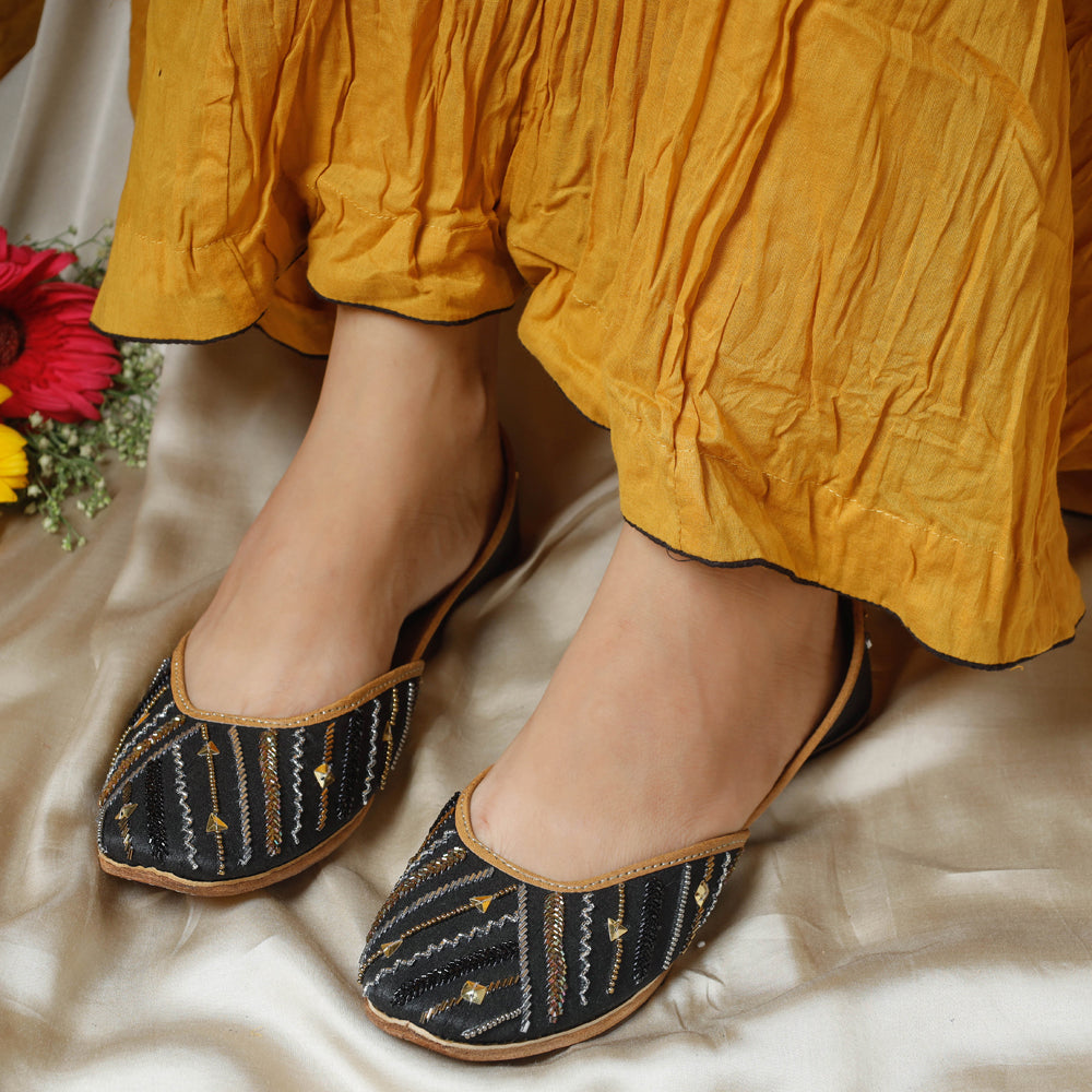 Black Handstitched Embroidered Jutti 