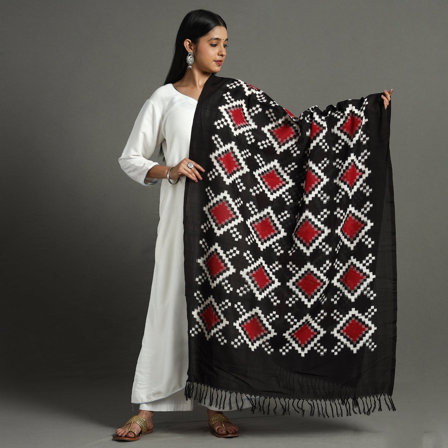  Telia Rumal Pochampally Double Ikat Cotton Handloom Dupatta 