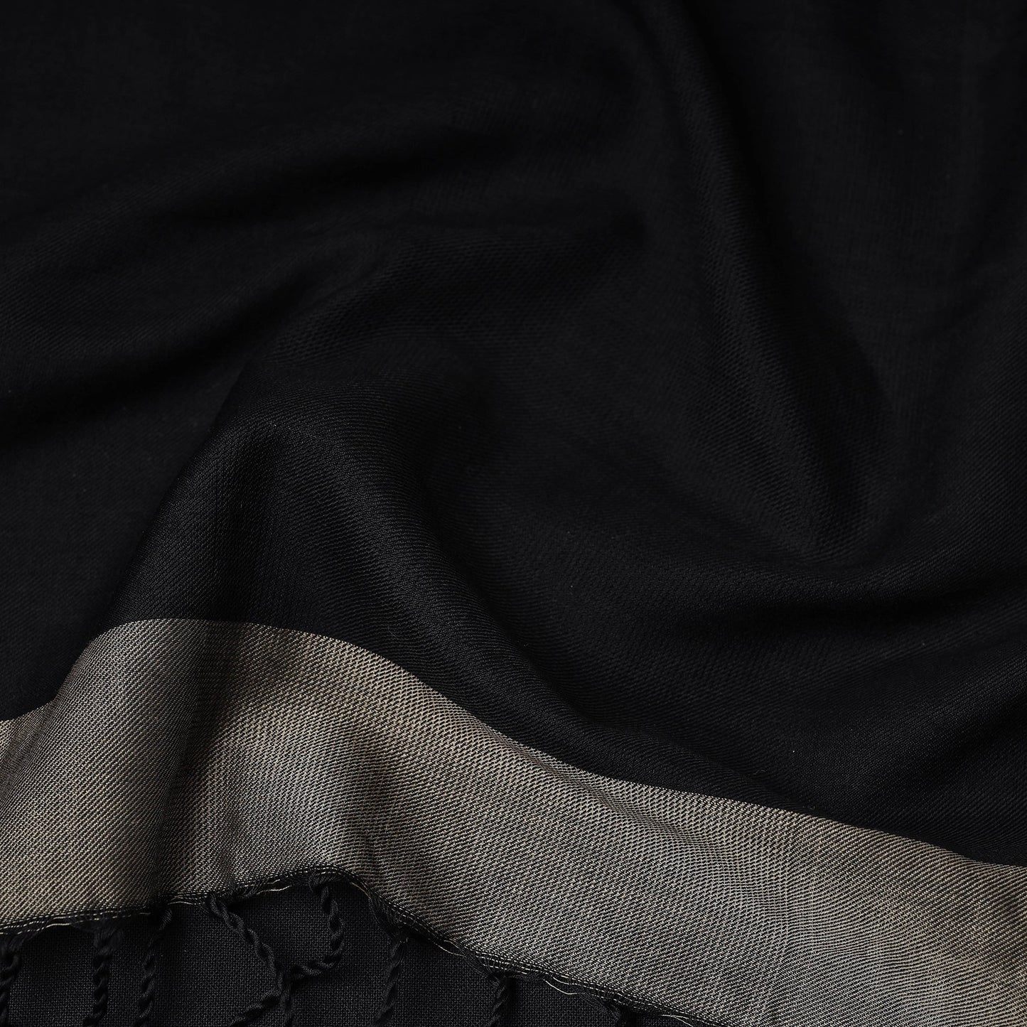 Buy Traditional Maheshwari Cotton Handloom Stole with Tassels Online at iTokri.com