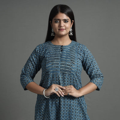 Buy Akola Hand Block Printed Cotton Pintuck Straight Kurta Online at iTokri.com