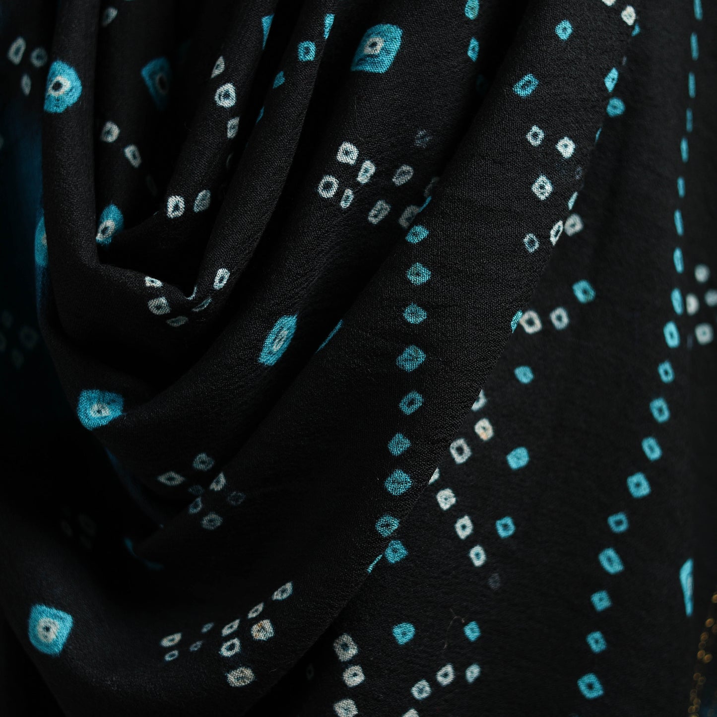 Kutch bandhani handwoven merino wool shawl with zari patta