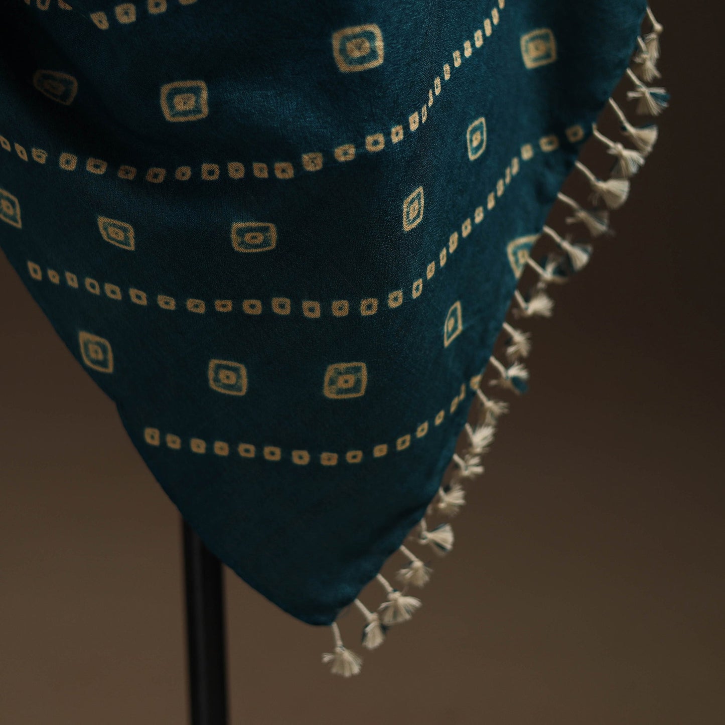 Kutch handwoven bandhani woolen shawl 70 - handcrafted