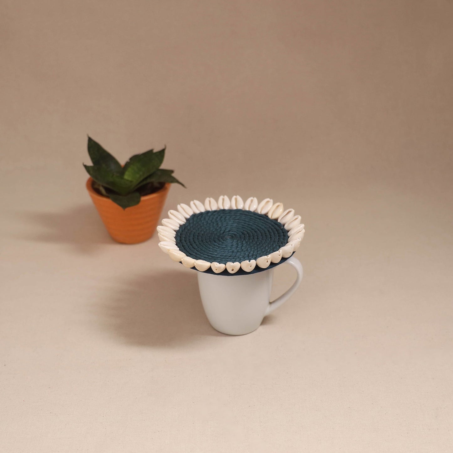Shell work handcrafted thread coaster 01