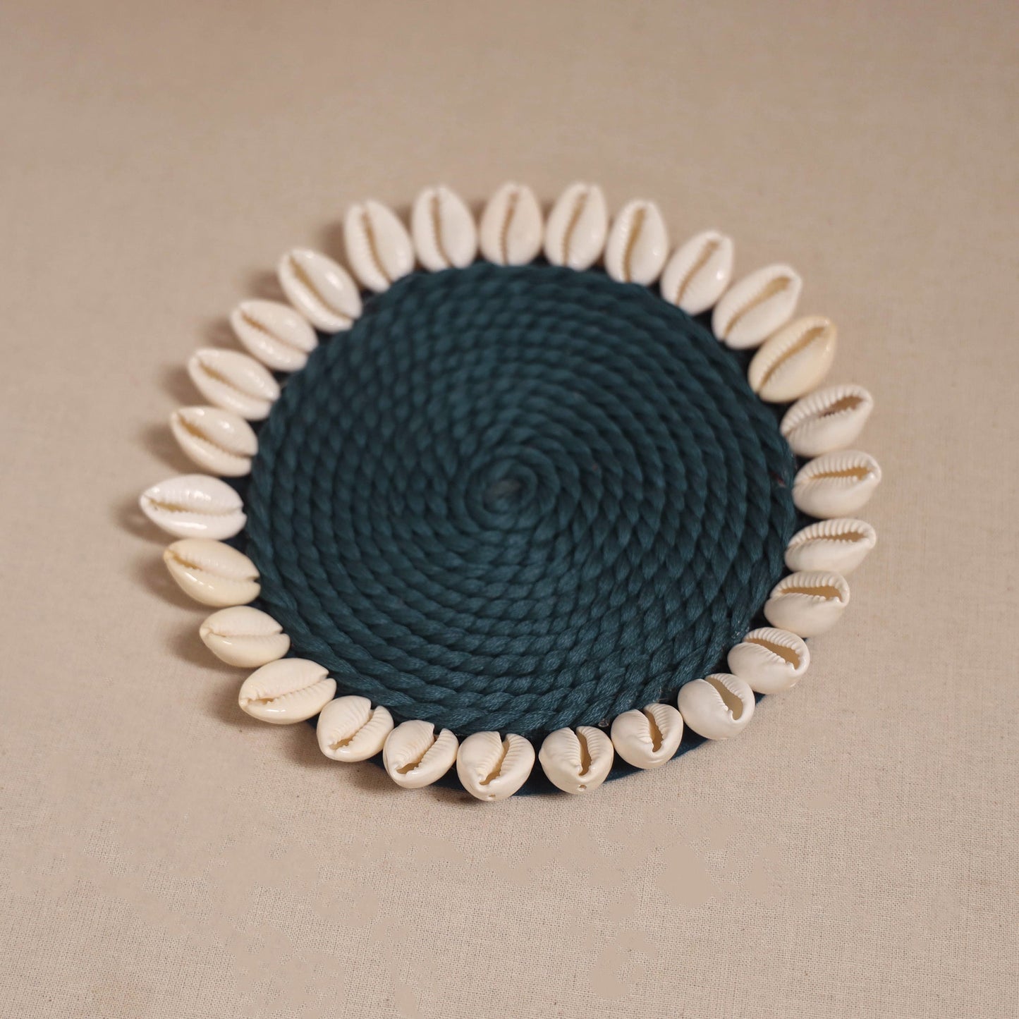 Shell work handcrafted thread coaster 01