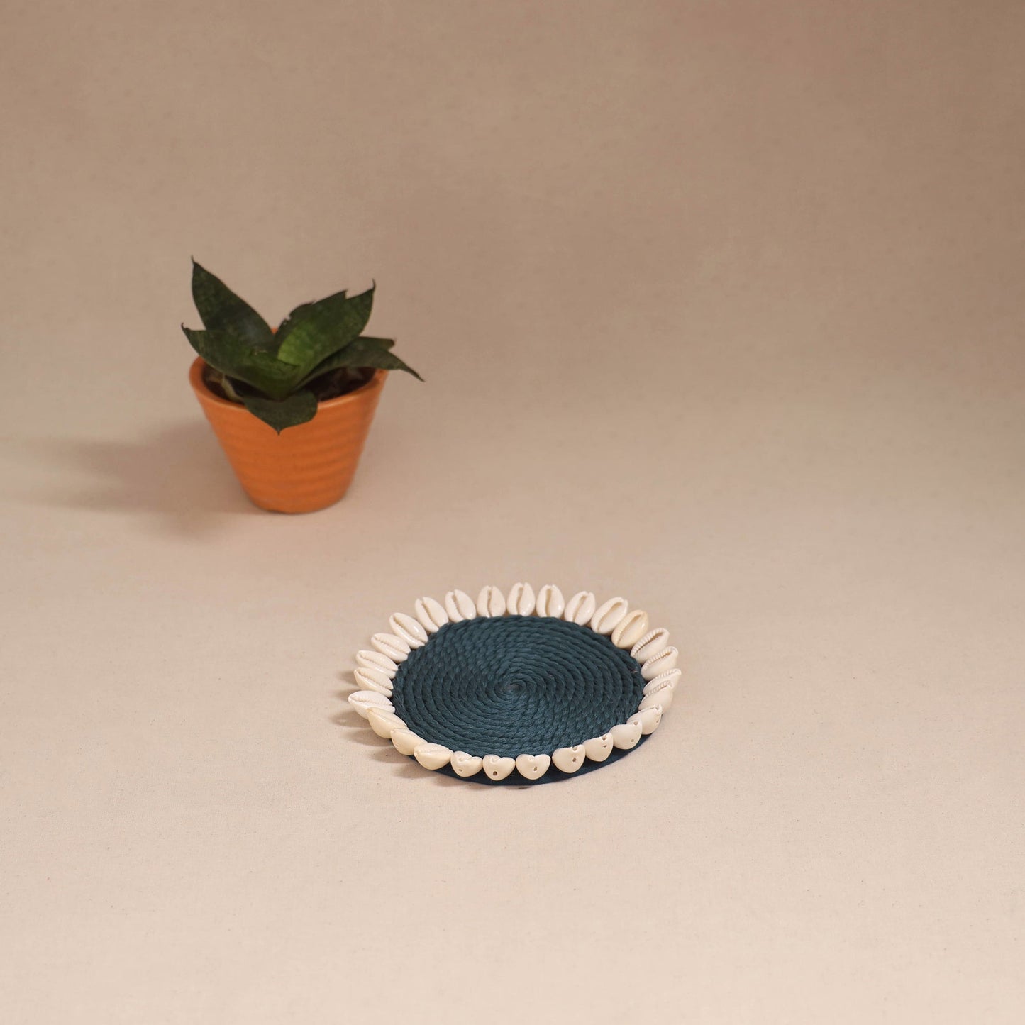 Shell work handcrafted thread coaster 01