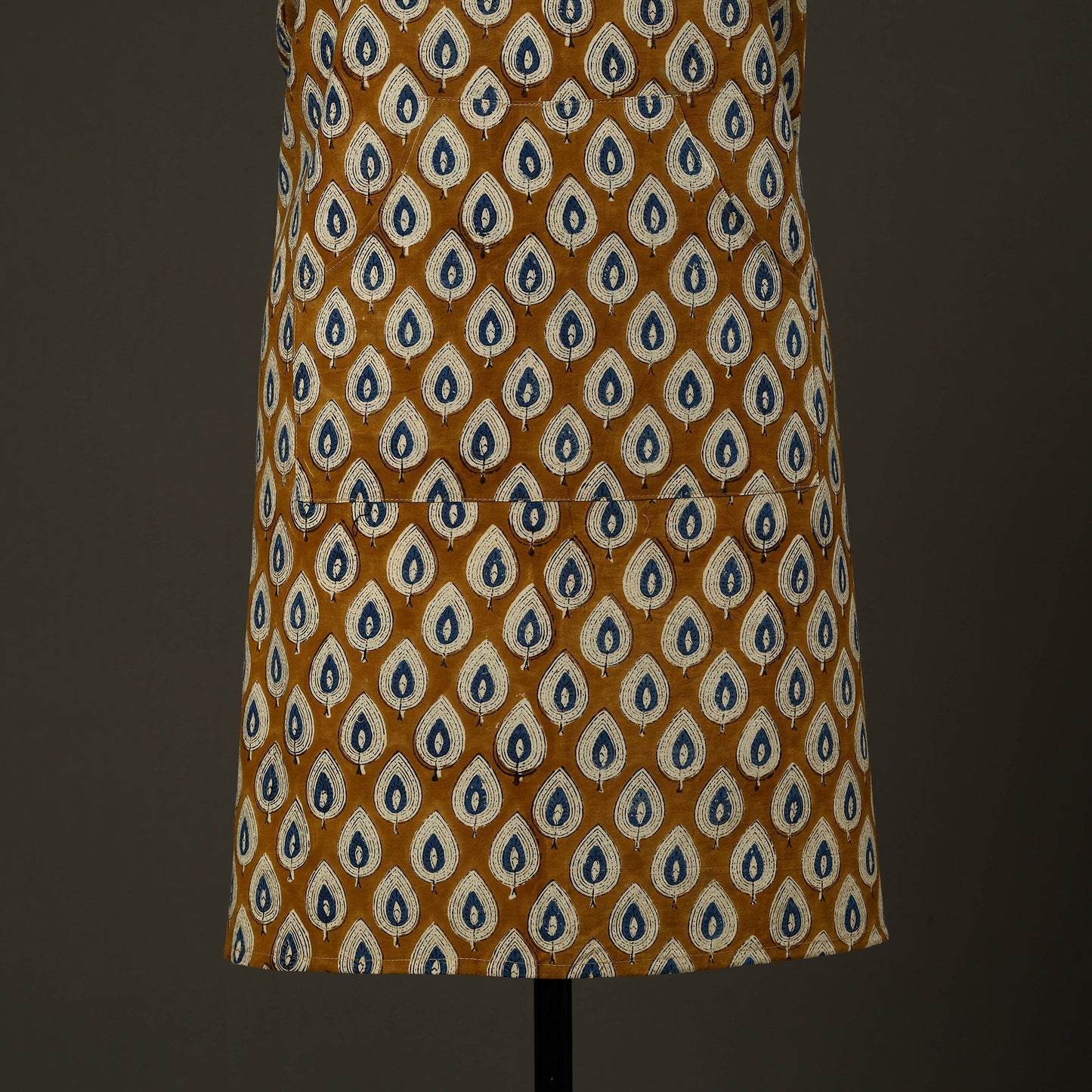 Brown - bagru cotton apron with pocket 28 - handcrafted