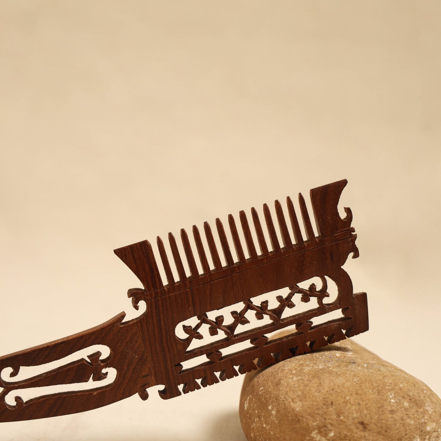 Bijnor hand carved sheesham wooden comb (large) 01