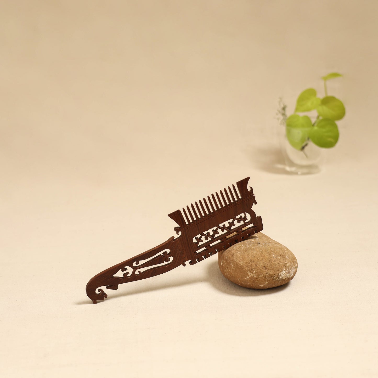 Bijnor hand carved sheesham wooden comb (large) 01