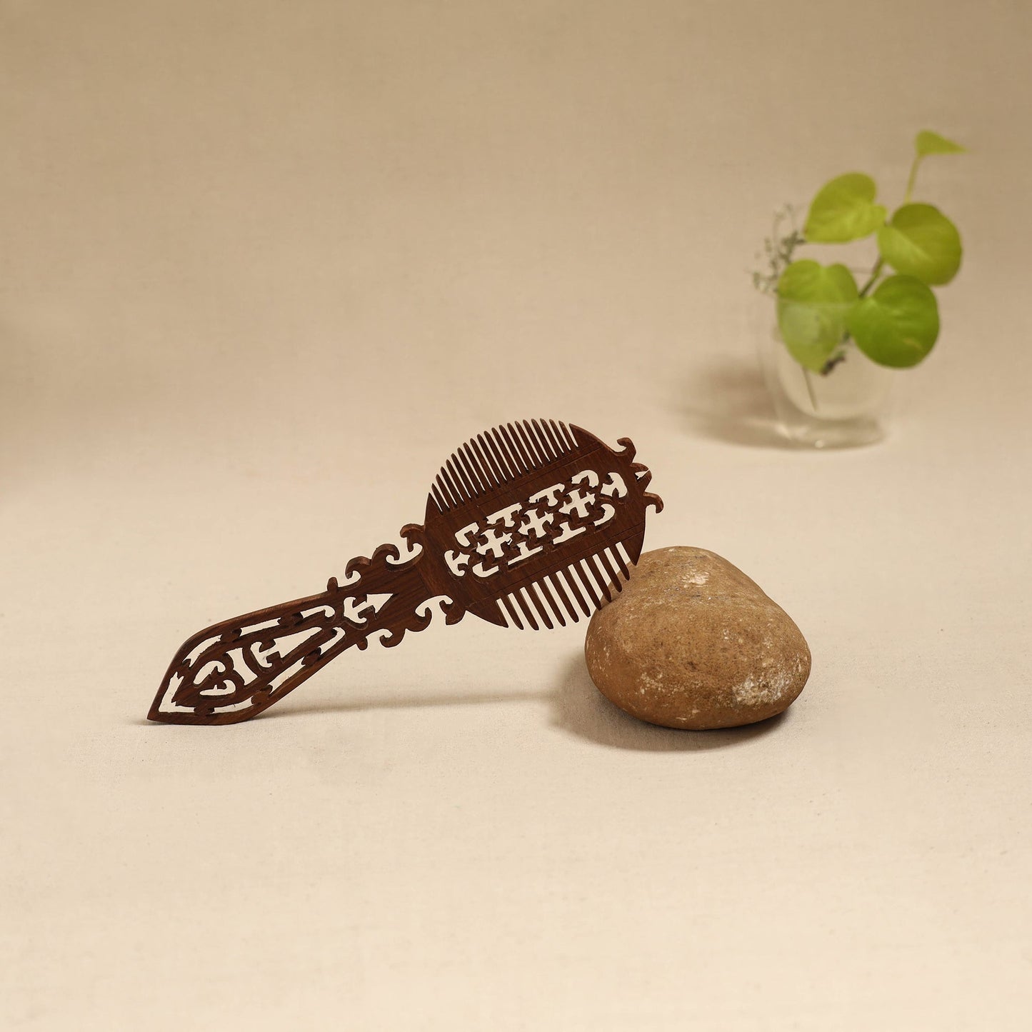 Bijnor hand carved sheesham wooden comb (large) 02