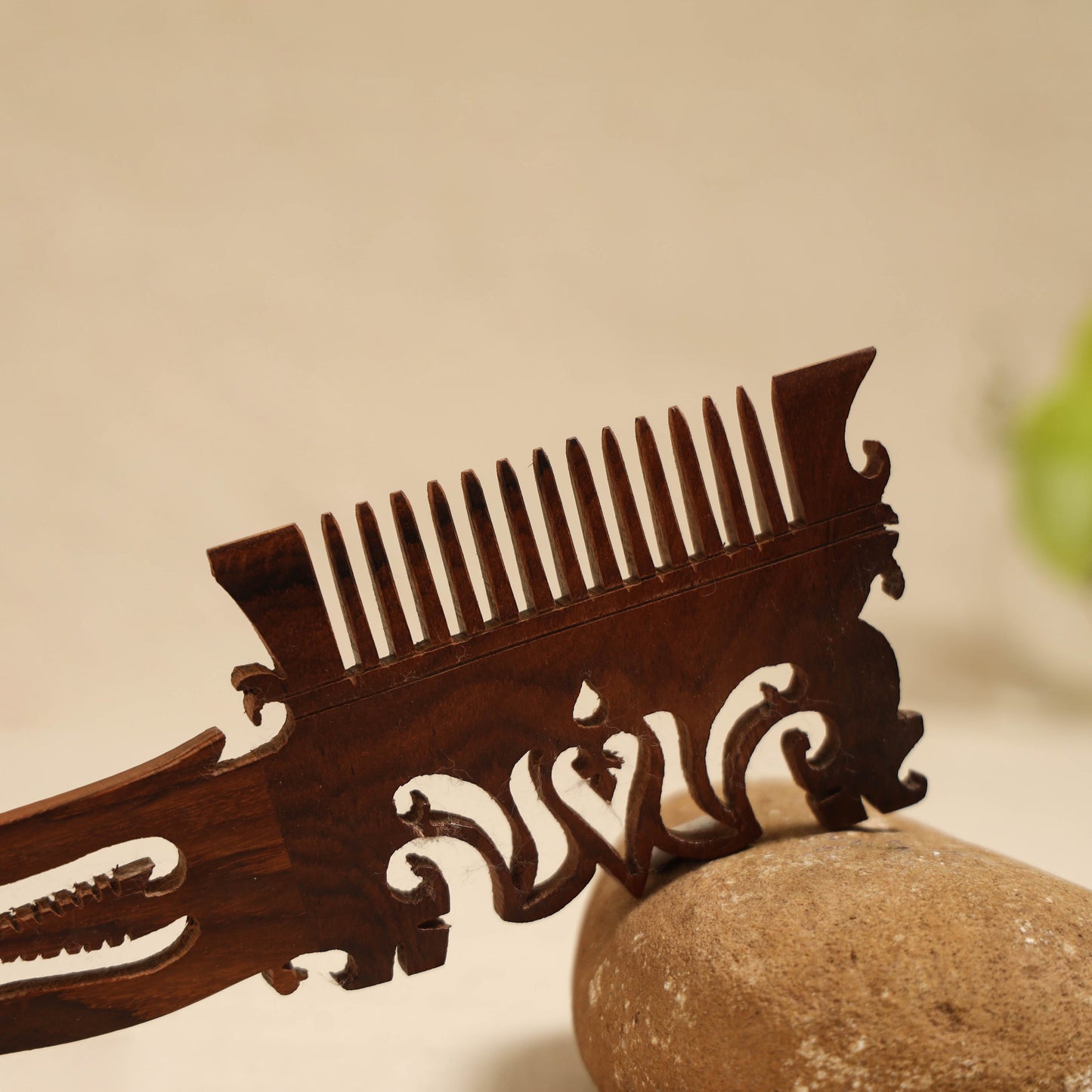 Bijnor hand carved sheesham wooden comb (large) 03