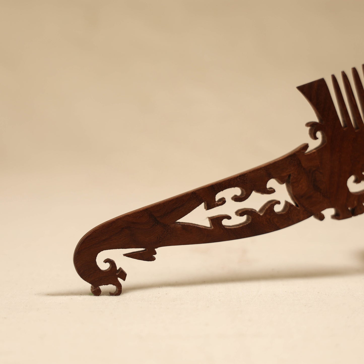 Bijnor hand carved sheesham wooden comb (large) 04