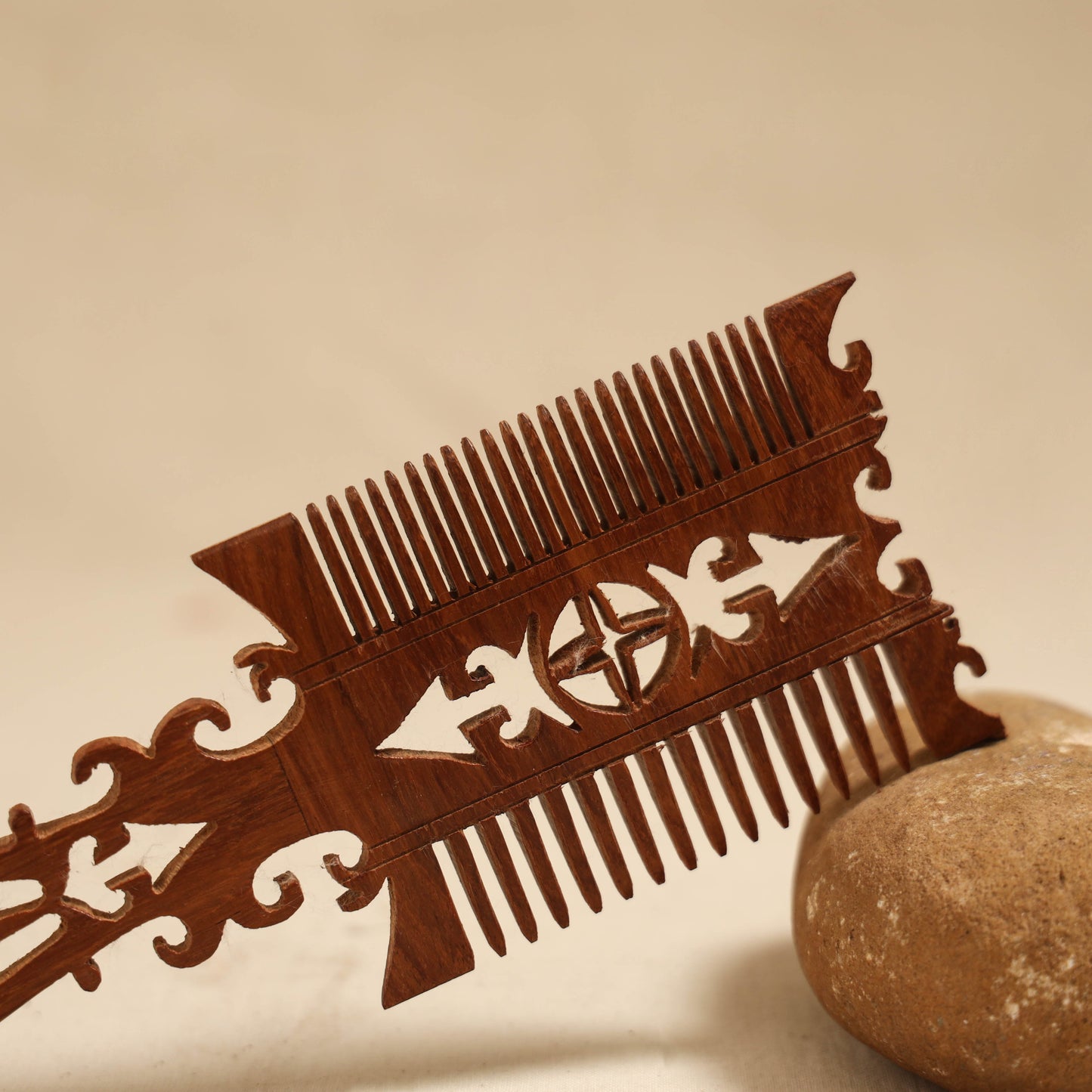 Bijnor hand carved sheesham wooden comb (large) 05