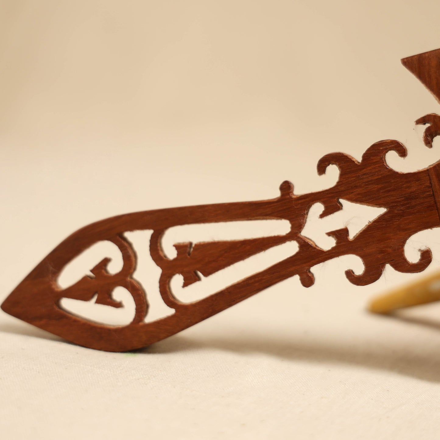 Bijnor hand carved sheesham wooden comb (large) 05