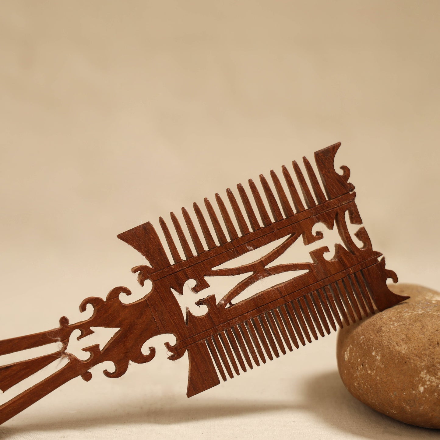 Bijnor hand carved sheesham wooden comb (large) 16