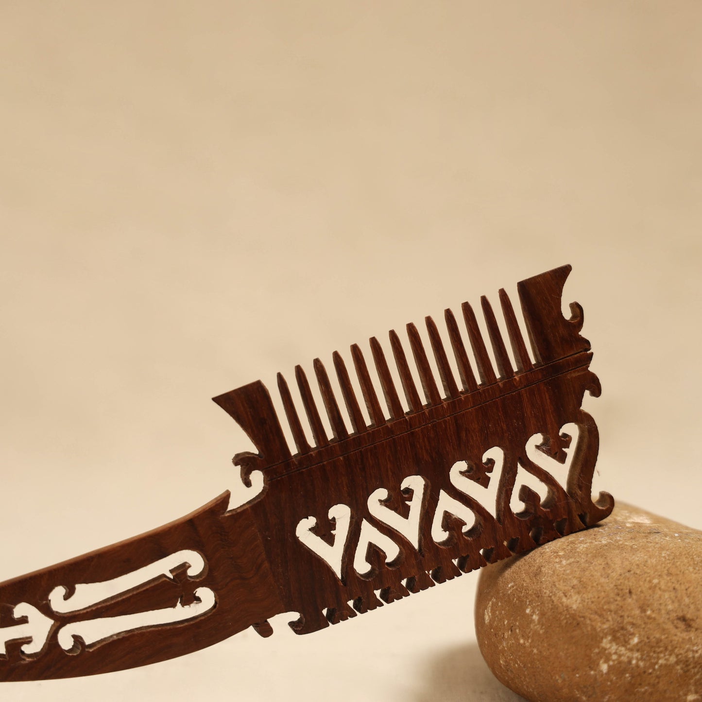 Bijnor hand carved sheesham wooden comb (large) 17