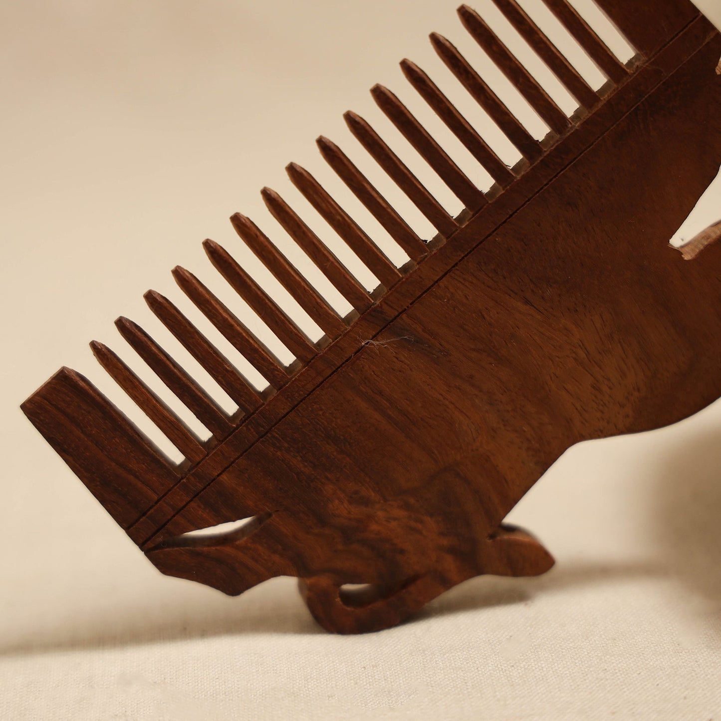 Bijnor hand carved sheesham wooden comb (medium) 25