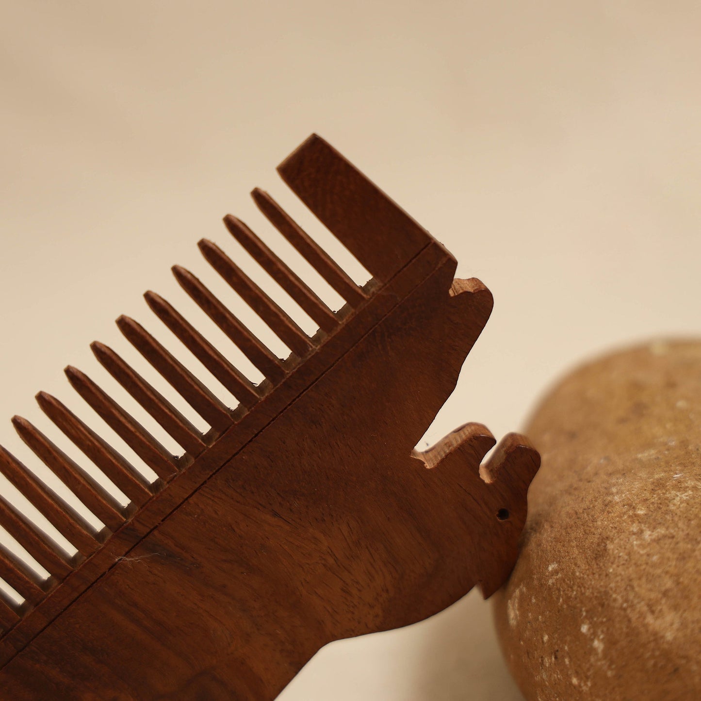 Bijnor hand carved sheesham wooden comb (medium) 25