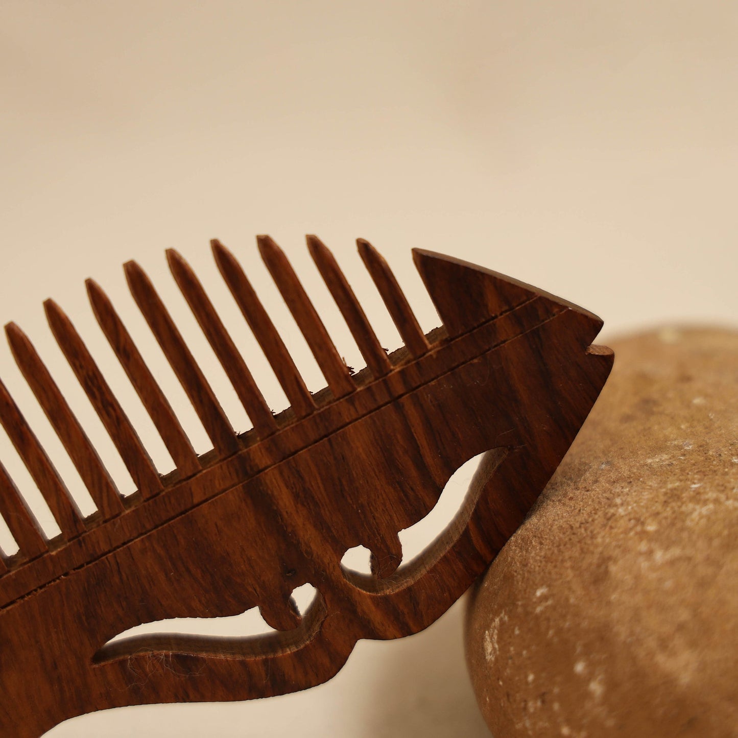 Bijnor hand carved sheesham wooden comb (medium) 26