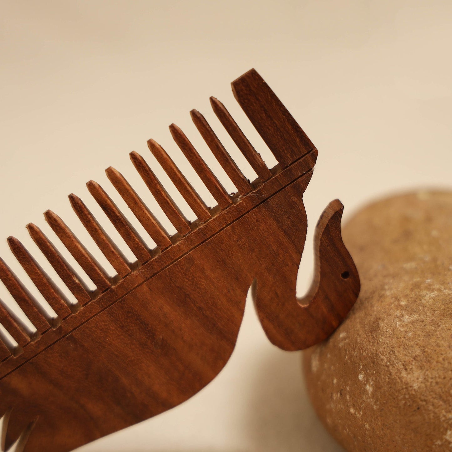 Bijnor hand carved sheesham wooden comb (medium) 27