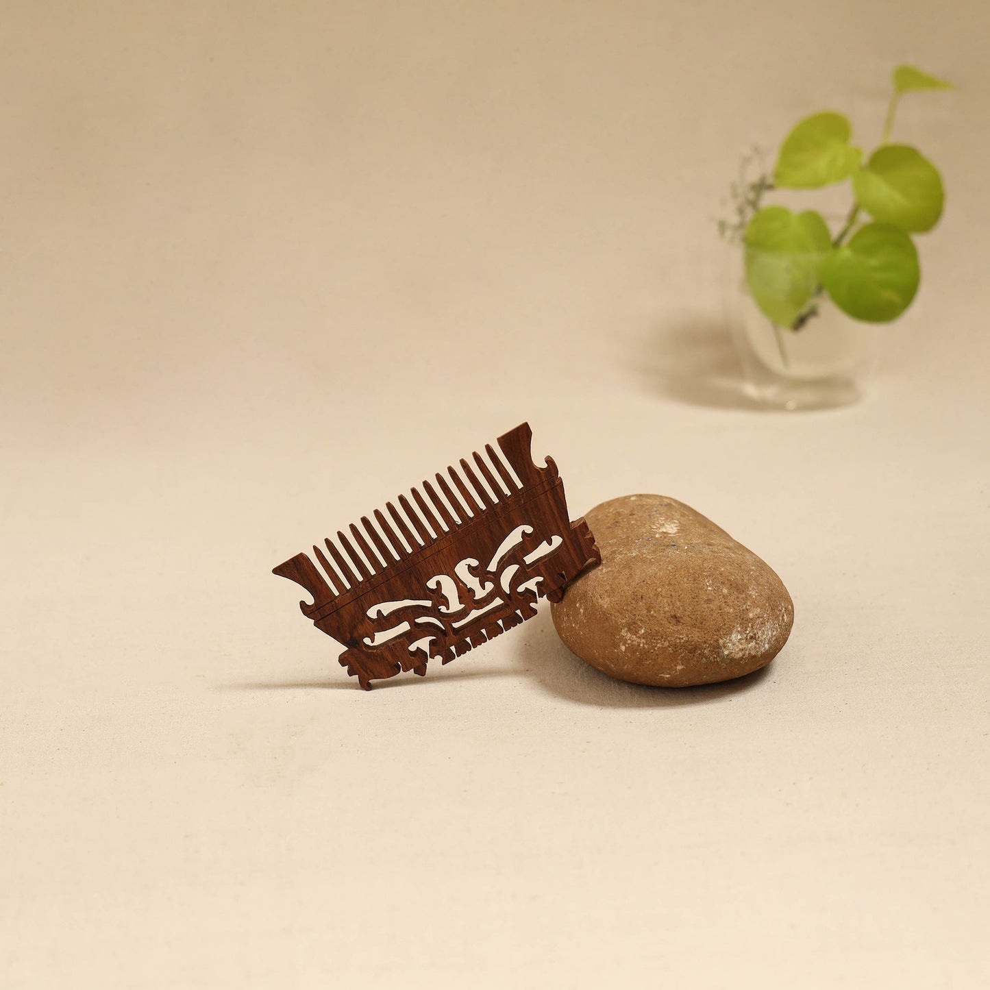 Bijnor hand carved sheesham wooden comb (medium) 28