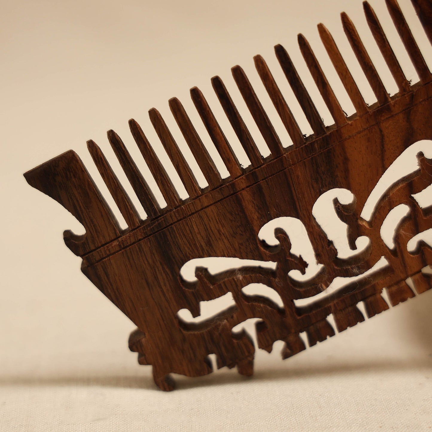 Bijnor hand carved sheesham wooden comb (medium) 30