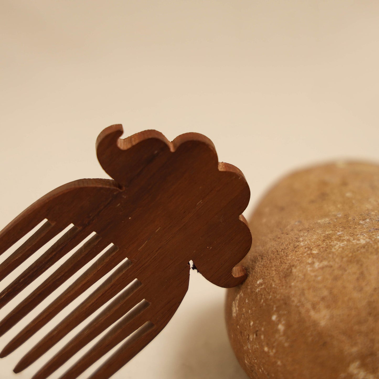 Bijnor hand carved sheesham wooden comb (small) 37