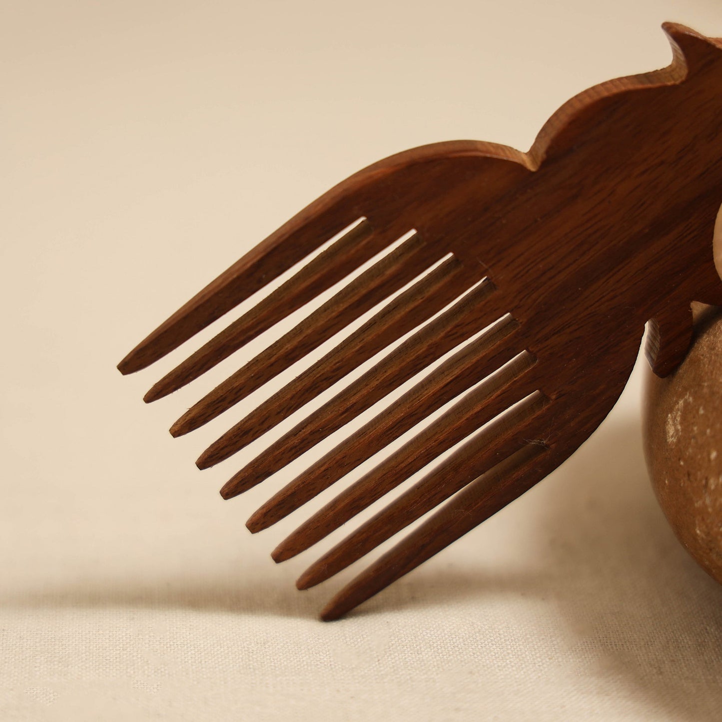 Bijnor hand carved sheesham wooden comb (small) 38